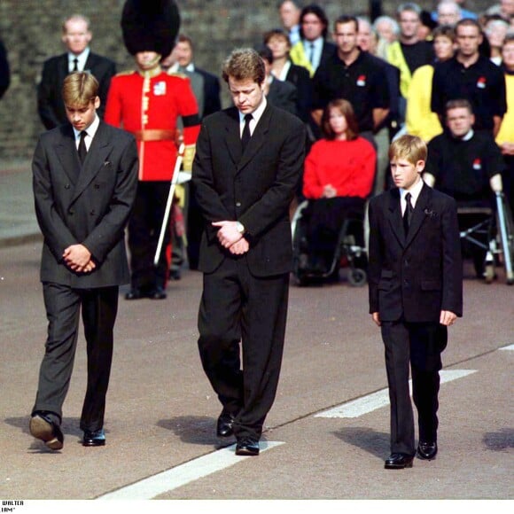Le prince William et le prince Harry, alors âgés de 15 et 12 ans, ont dû marcher derrière le cercueil de leur mère la Lady Diana en public avec le duc d'Edimbourg, le prince Charles et le comte Charles Spencer, pendant une interminable demi-heure lors des obsèques nationales de la princesse le 6 septembre 1997 à Londres. "Bien sûr qu'ils ne voulaient pas faire ça", a révélé en juillet 2017 leur oncle Charles Spencer.