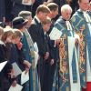 Le prince William et le prince Harry, alors âgés de 15 et 12 ans, ont dû marcher derrière le cercueil de leur mère la Lady Diana en public avec le duc d'Edimbourg, le prince Charles et le comte Charles Spencer, pendant une interminable demi-heure lors des obsèques nationales de la princesse le 6 septembre 1997 à Londres. "Bien sûr qu'ils ne voulaient pas faire ça", a révélé en juillet 2017 leur oncle Charles Spencer.
