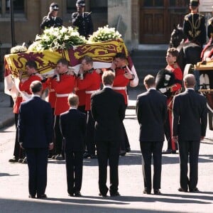 Le prince William et le prince Harry, alors âgés de 15 et 12 ans, ont dû suivre le cercueil de leur mère la Lady Diana en public avec le duc d'Edimbourg, le prince Charles et le comte Charles Spencer, pendant une interminable demi-heure lors des obsèques nationales de la princesse le 6 septembre 1997 à Londres. "Bien sûr qu'ils ne voulaient pas faire ça", a révélé en juillet 2017 leur oncle Charles Spencer.