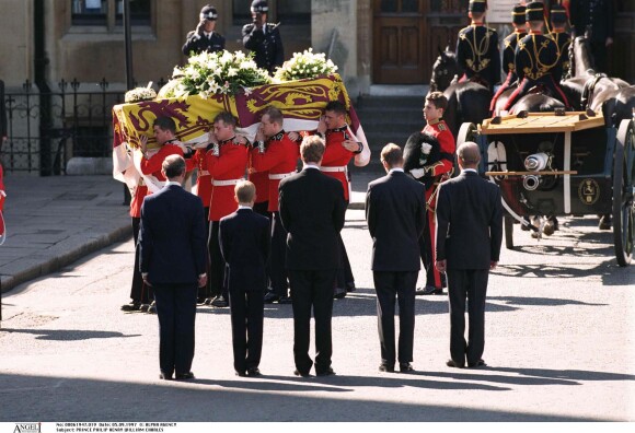 Le prince William et le prince Harry, alors âgés de 15 et 12 ans, ont dû suivre le cercueil de leur mère la Lady Diana en public avec le duc d'Edimbourg, le prince Charles et le comte Charles Spencer, pendant une interminable demi-heure lors des obsèques nationales de la princesse le 6 septembre 1997 à Londres. "Bien sûr qu'ils ne voulaient pas faire ça", a révélé en juillet 2017 leur oncle Charles Spencer.