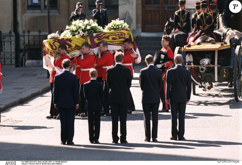 Corps Photo De Lady Diana Dans Son Cercueil Le prince William et le prince Harry, alors âgés de 15 et 12 ans, ont