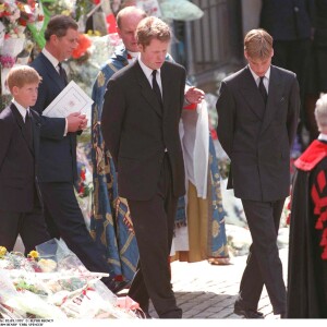 Le prince William et le prince Harry, alors âgés de 15 et 12 ans, ont dû marcher derrière le cercueil de leur mère la Lady Diana en public avec le duc d'Edimbourg, le prince Charles et le comte Charles Spencer, pendant une interminable demi-heure lors des obsèques nationales de la princesse le 6 septembre 1997 à Londres. "Bien sûr qu'ils ne voulaient pas faire ça", a révélé en juillet 2017 leur oncle Charles Spencer.