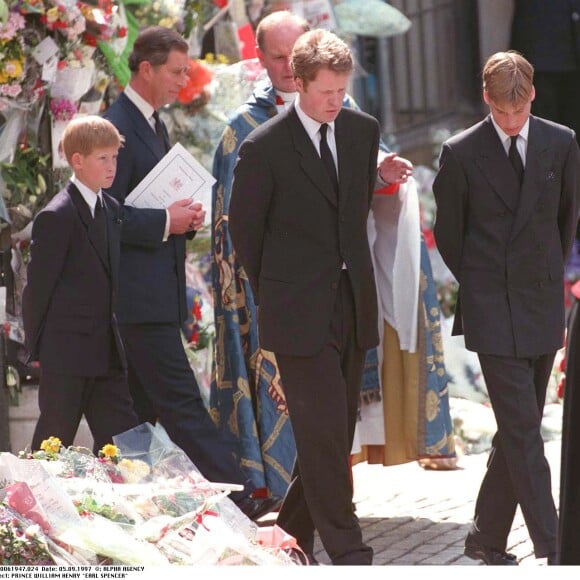 Le prince William et le prince Harry, alors âgés de 15 et 12 ans, ont dû marcher derrière le cercueil de leur mère la Lady Diana en public avec le duc d'Edimbourg, le prince Charles et le comte Charles Spencer, pendant une interminable demi-heure lors des obsèques nationales de la princesse le 6 septembre 1997 à Londres. "Bien sûr qu'ils ne voulaient pas faire ça", a révélé en juillet 2017 leur oncle Charles Spencer.