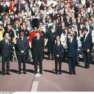 Le prince William et le prince Harry, alors âgés de 15 et 12 ans, ont dû marcher derrière le cercueil de leur mère la Lady Diana en public avec le duc d'Edimbourg, le prince Charles et le comte Charles Spencer, pendant une interminable demi-heure lors des obsèques nationales de la princesse le 6 septembre 1997 à Londres. "Bien sûr qu'ils ne voulaient pas faire ça", a révélé en juillet 2017 leur oncle Charles Spencer.