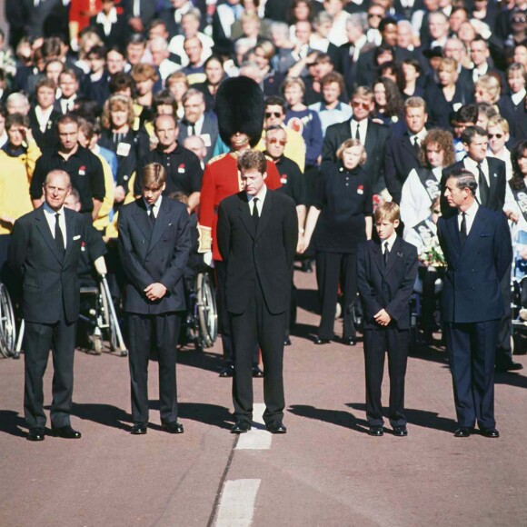Le prince William et le prince Harry, alors âgés de 15 et 12 ans, ont dû marcher derrière le cercueil de leur mère la Lady Diana en public avec le duc d'Edimbourg, le prince Charles et le comte Charles Spencer, pendant une interminable demi-heure lors des obsèques nationales de la princesse le 6 septembre 1997 à Londres. "Bien sûr qu'ils ne voulaient pas faire ça", a révélé en juillet 2017 leur oncle Charles Spencer.