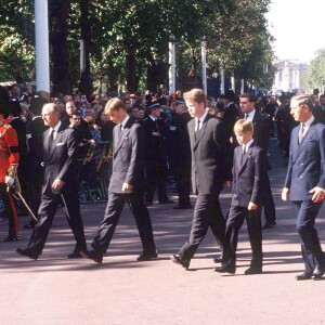 Le prince William et le prince Harry, alors âgés de 15 et 12 ans, ont dû marcher derrière le cercueil de leur mère la Lady Diana en public avec le duc d'Edimbourg, le prince Charles et le comte Charles Spencer, pendant une interminable demi-heure lors des obsèques nationales de la princesse le 6 septembre 1997 à Londres. "Bien sûr qu'ils ne voulaient pas faire ça", a révélé en juillet 2017 leur oncle Charles Spencer.