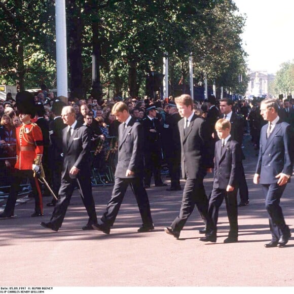 Le prince William et le prince Harry, alors âgés de 15 et 12 ans, ont dû marcher derrière le cercueil de leur mère la Lady Diana en public avec le duc d'Edimbourg, le prince Charles et le comte Charles Spencer, pendant une interminable demi-heure lors des obsèques nationales de la princesse le 6 septembre 1997 à Londres. "Bien sûr qu'ils ne voulaient pas faire ça", a révélé en juillet 2017 leur oncle Charles Spencer.