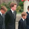 Charles Spencer, au centre, entouré de ses neveux William et Harry. Le prince William et le prince Harry, alors âgés de 15 et 12 ans, ont dû marcher derrière le cercueil de leur mère la Lady Diana en public avec le duc d'Edimbourg, le prince Charles et le comte Charles Spencer, pendant une interminable demi-heure lors des obsèques nationales de la princesse le 6 septembre 1997 à Londres. "Bien sûr qu'ils ne voulaient pas faire ça", a révélé en juillet 2017 leur oncle Charles Spencer.