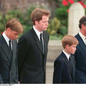 Charles Spencer, au centre, entouré de ses neveux William et Harry. Le prince William et le prince Harry, alors âgés de 15 et 12 ans, ont dû marcher derrière le cercueil de leur mère la Lady Diana en public avec le duc d'Edimbourg, le prince Charles et le comte Charles Spencer, pendant une interminable demi-heure lors des obsèques nationales de la princesse le 6 septembre 1997 à Londres. "Bien sûr qu'ils ne voulaient pas faire ça", a révélé en juillet 2017 leur oncle Charles Spencer.