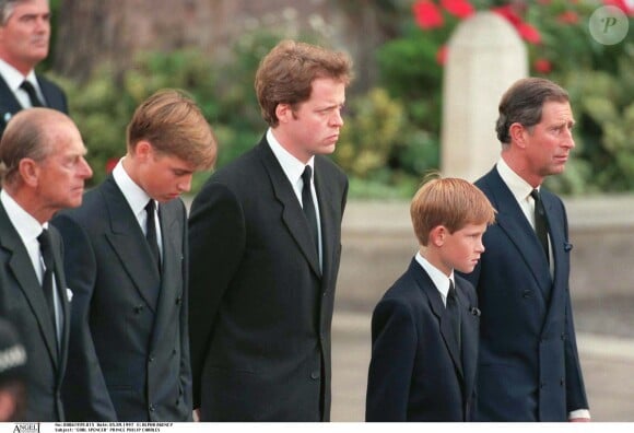 Charles Spencer, au centre, entouré de ses neveux William et Harry. Le prince William et le prince Harry, alors âgés de 15 et 12 ans, ont dû marcher derrière le cercueil de leur mère la Lady Diana en public avec le duc d'Edimbourg, le prince Charles et le comte Charles Spencer, pendant une interminable demi-heure lors des obsèques nationales de la princesse le 6 septembre 1997 à Londres. "Bien sûr qu'ils ne voulaient pas faire ça", a révélé en juillet 2017 leur oncle Charles Spencer.