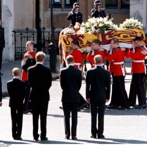 Le prince William et le prince Harry, alors âgés de 15 et 12 ans, ont dû marcher derrière le cercueil de leur mère la Lady Diana en public avec le duc d'Edimbourg, le prince Charles et le comte Charles Spencer, pendant une interminable demi-heure lors des obsèques nationales de la princesse le 6 septembre 1997 à Londres. "Bien sûr qu'ils ne voulaient pas faire ça", a révélé en juillet 2017 leur oncle Charles Spencer.