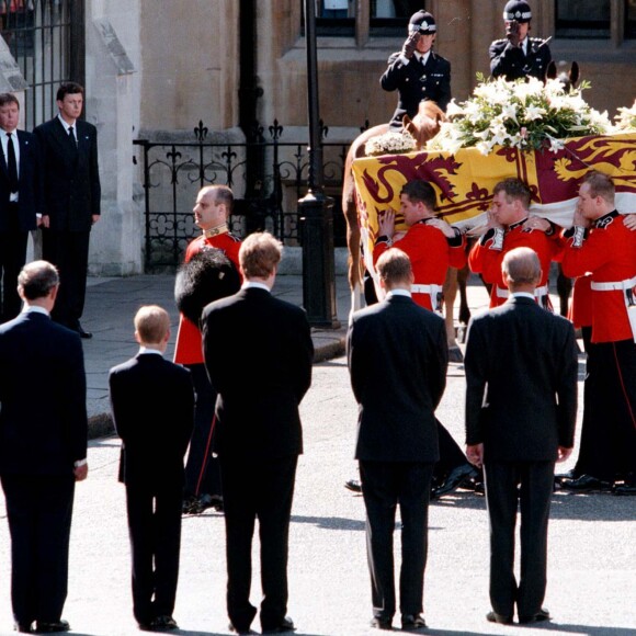 Le prince William et le prince Harry, alors âgés de 15 et 12 ans, ont dû marcher derrière le cercueil de leur mère la Lady Diana en public avec le duc d'Edimbourg, le prince Charles et le comte Charles Spencer, pendant une interminable demi-heure lors des obsèques nationales de la princesse le 6 septembre 1997 à Londres. "Bien sûr qu'ils ne voulaient pas faire ça", a révélé en juillet 2017 leur oncle Charles Spencer.