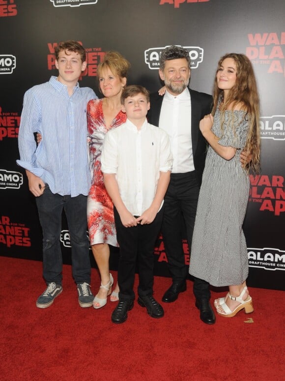 Andy Serkis, sa femme Lorraine Ashbourne et leurs enfants Ruby, Louis George et Sonny Serkis lors de la première de ''La Planète des singes : Suprématie'' à New York, le 10 juillet 2017.