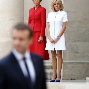 La première dame française Brigitte Macron (Trogneux) et la première dame des Etats-Unis Melania Trump (habillée en Dior) lors de la cérémonie d'accueil du président des Etats-Unis à l'Hôtel National des Invalides à Paris le 13 juillet 2017. © Dominique Jacovides/Sébastien Valiela/Bestimage