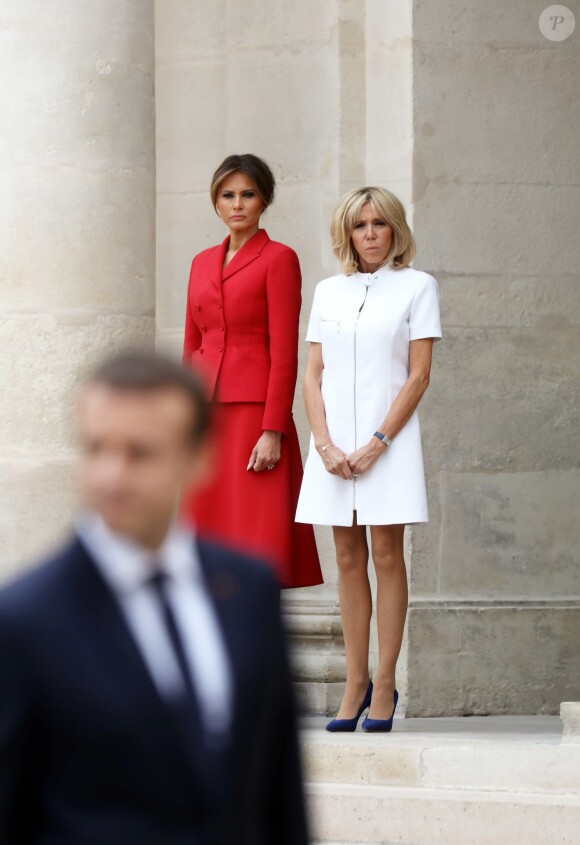 La première dame française Brigitte Macron (Trogneux) et la première dame des Etats-Unis Melania Trump (habillée en Dior) lors de la cérémonie d'accueil du président des Etats-Unis à l'Hôtel National des Invalides à Paris le 13 juillet 2017. © Dominique Jacovides/Sébastien Valiela/Bestimage