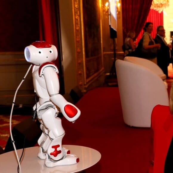 Le président français Emmanuel Macron et sa femme la première dame Brigitte Macron (Trogneux) ont reçu une dizaine de jeunes atteints d'autisme lors du lancement de la concertation autour du 4e plan autisme au palais de l'Elysée à Paris, France, le 6 juillet 2017. © Sébastien Valiela/Bestimage