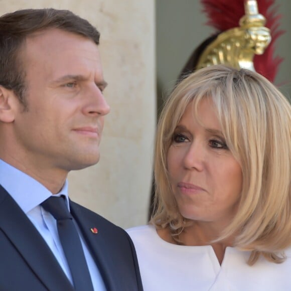 Le président de la République française Emmanuel Macron et sa femme, la première dame Brigitte Macron (Trogneux) raccompagnent après un entretien le président du Guatemala Jimmy Morales et sa femme, la première dame Hilda Patricia Morales au palais de l'Elysée à Paris, France, le 8 juin 2017. © Giancarlo Gorassini/Bestimage