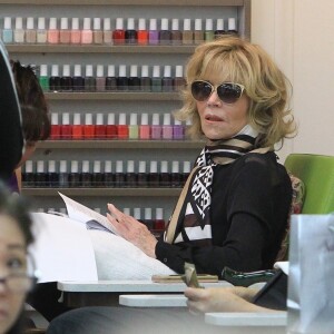 Jane Fonda dans un salon de manucure à Beverly Hills Los Angeles, le 31 Juillet 2017