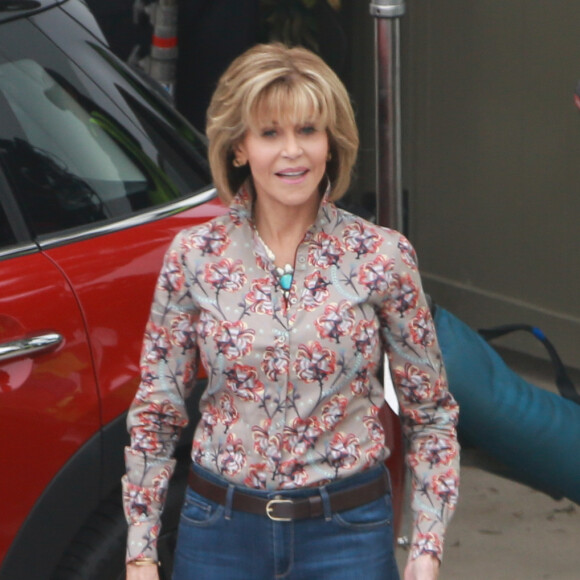 Jane Fonda sur le tournage du film "Grace and Frankie" à Malibu. Le 16 mars 2017 © CPA / Bestimage