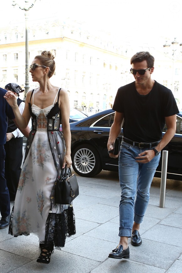 Céline Dion et son danseur Pepe Munoz sont allés faire du shopping à la boutique Schiaparelli à Paris, avant de se rendre à l'hôtel Ritz. Le 1er août 2017