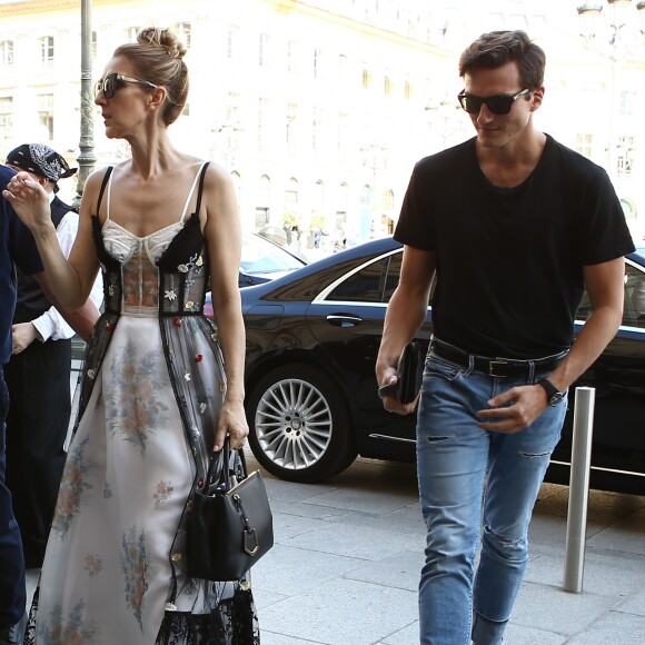 Céline Dion et son danseur Pepe Munoz sont allés faire du shopping à la boutique Schiaparelli à Paris, avant de se rendre à l'hôtel Ritz. Le 1er août 2017