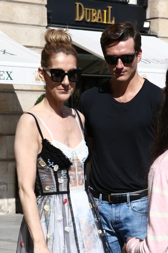 Céline Dion et son danseur Pepe Munoz sont allés faire du shopping à la boutique Schiaparelli à Paris, avant de se rendre à l'hôtel Ritz. Le 1er août 2017