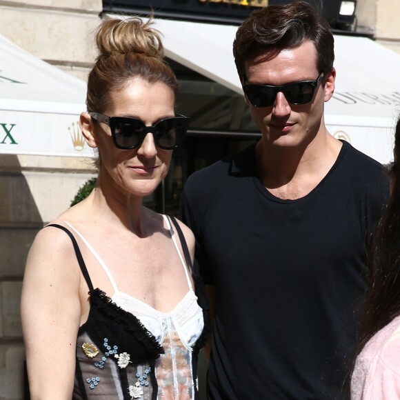 Céline Dion et son danseur Pepe Munoz sont allés faire du shopping à la boutique Schiaparelli à Paris, avant de se rendre à l'hôtel Ritz. Le 1er août 2017