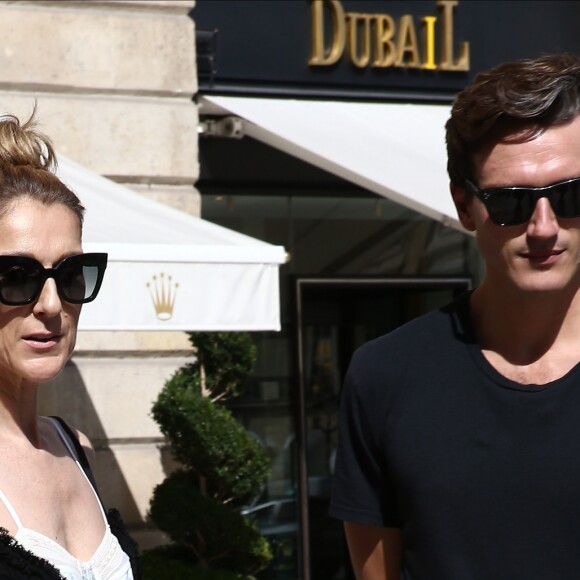 Céline Dion et son danseur Pepe Munoz sont allés faire du shopping à la boutique Schiaparelli à Paris, avant de se rendre à l'hôtel Ritz. Le 1er août 2017