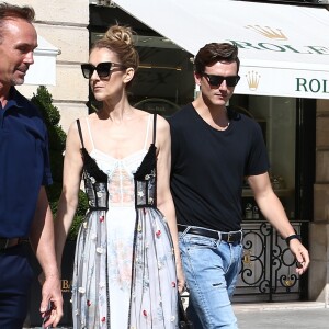 Céline Dion et son danseur Pepe Munoz sont allés faire du shopping à la boutique Schiaparelli à Paris, avant de se rendre à l'hôtel Ritz. Le 1er août 2017