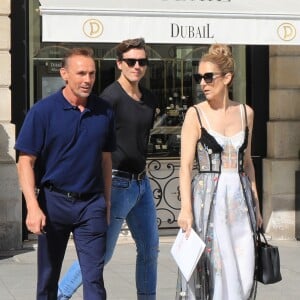 Céline Dion et son danseur Pepe Munoz sont allés faire du shopping à la boutique Schiaparelli à Paris, avant de se rendre à l'hôtel Ritz. Le 1er août 2017