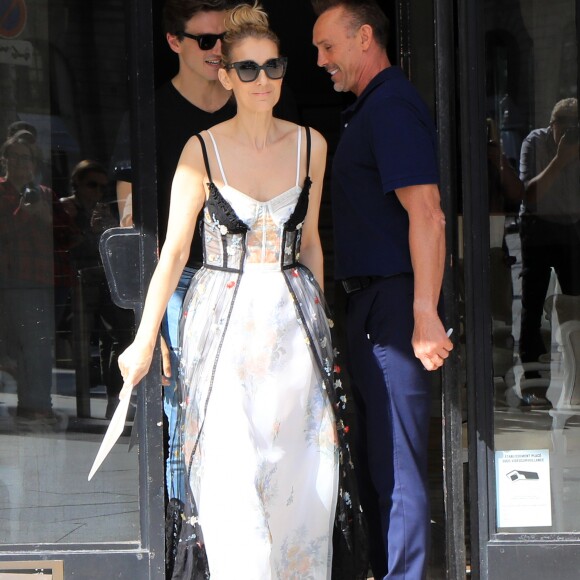 Céline Dion et son danseur Pepe Munoz sont allés faire du shopping à la boutique Schiaparelli à Paris, avant de se rendre à l'hôtel Ritz. Le 1er août 2017