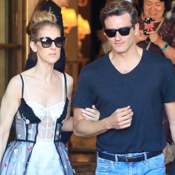 Céline Dion et son danseur Pepe Munoz sortent de l'hôtel Ritz à Paris, le 1er août 2017. La chanteuse a déposé Pepe en bas de l'avenue George V avant de rentrer à son hôtel.