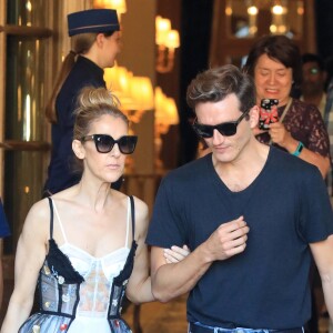 Céline Dion et son danseur Pepe Munoz sortent de l'hôtel Ritz à Paris, le 1er août 2017. La chanteuse a déposé Pepe en bas de l'avenue George V avant de rentrer à son hôtel.