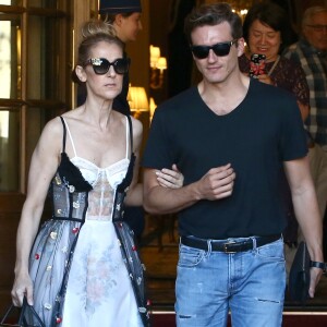 Céline Dion et son danseur Pepe Munoz sortent de l'hôtel Ritz à Paris, le 1er août 2017. La chanteuse a déposé Pepe en bas de l'avenue George V avant de rentrer à son hôtel.