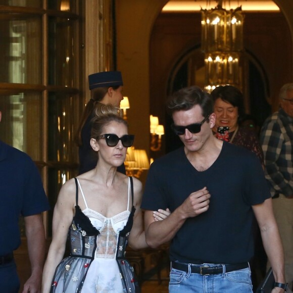 Céline Dion et son danseur Pepe Munoz sortent de l'hôtel Ritz à Paris, le 1er août 2017. La chanteuse a déposé Pepe en bas de l'avenue George V avant de rentrer à son hôtel.