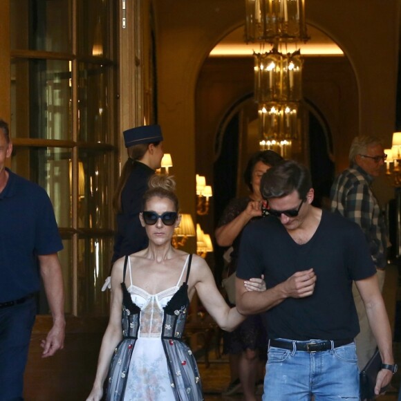 Céline Dion et son danseur Pepe Munoz sortent de l'hôtel Ritz à Paris, le 1er août 2017. La chanteuse a déposé Pepe en bas de l'avenue George V avant de rentrer à son hôtel.