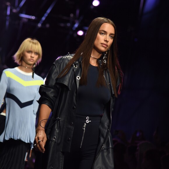 Irina Shayk - Défilé de mode Versace à Milan, le 23 septembre 2016.