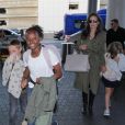 Exclusif - Angelina Jolie arrive à l'aéroport de Los Angeles avec ses enfants Le 17 Juin 2017