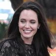 Angelina Jolie, radieuse et souriante, rend visite au roi du Cambodge Norodom Sihamoni pour la projection de son film accompagnée de ses six enfants à Siem Reap le 18 février 2017. Son film "D'abord ils ont tué mon père" (First They Killed My Father) raconte l'histoire vraie de l'activiste américano-cambodgienne Loung Ung ayant survécu aux atrocités du régime des Khmers rouges...