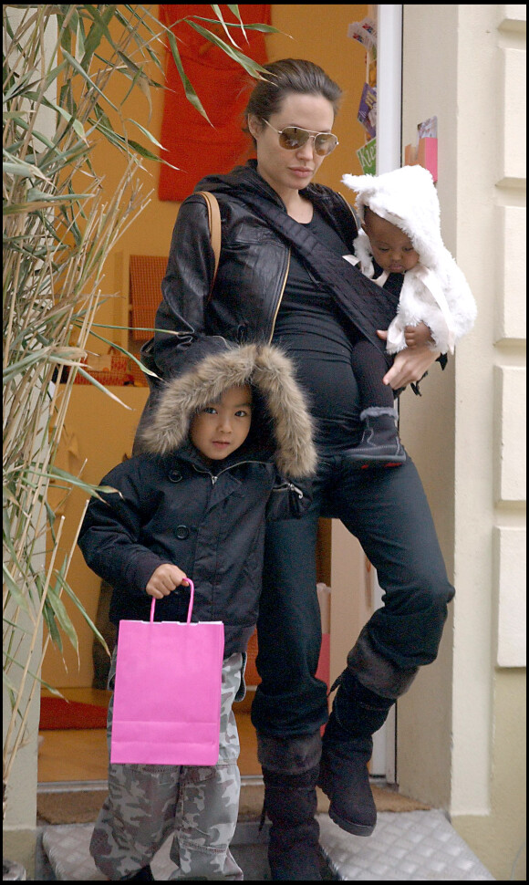 Angelina Jolie avec son fils Maddox et sa fille Zahara à Berlin en février 2006. L'actrice était enceinte de son troisième enfant, Shiloh (née en mai de la même année).