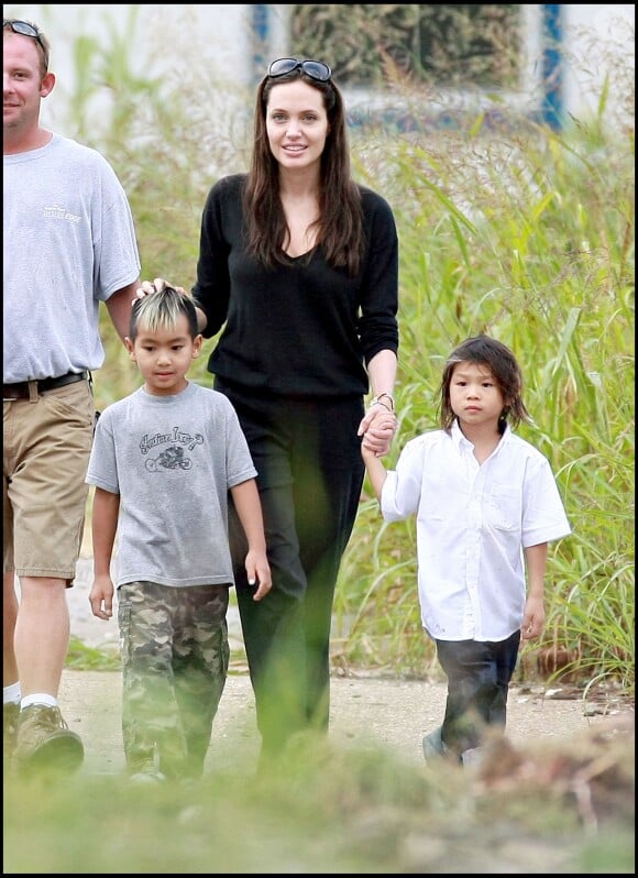 Maddox avec sa mère Angelina Jolie et son frère Pax en octobre 2008 à la Nouvelle-Orléans