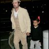 Maddox avec son père Brad Pitt à l'aéroport de New York en septembre 2009