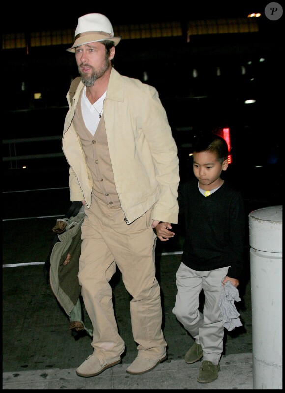 Maddox avec son père Brad Pitt à l'aéroport de New York en septembre 2009