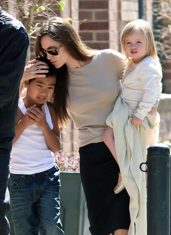Maddox avec sa mère Angelina Jolie et sa soeur Vivienne dans les rues de la Nouvelle-Orléans en mars 2011