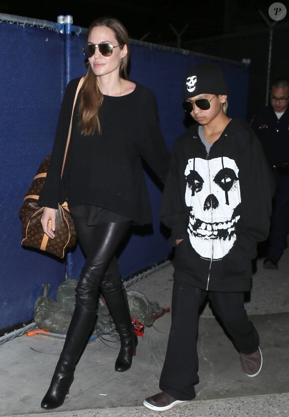 Angelina Jolie et son fils Maddox à l'aéroport de Los Angeles en avril 2013