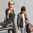 Angelina Jolie et son fils Maddox à l'aéroport de Los Angeles en août 2013