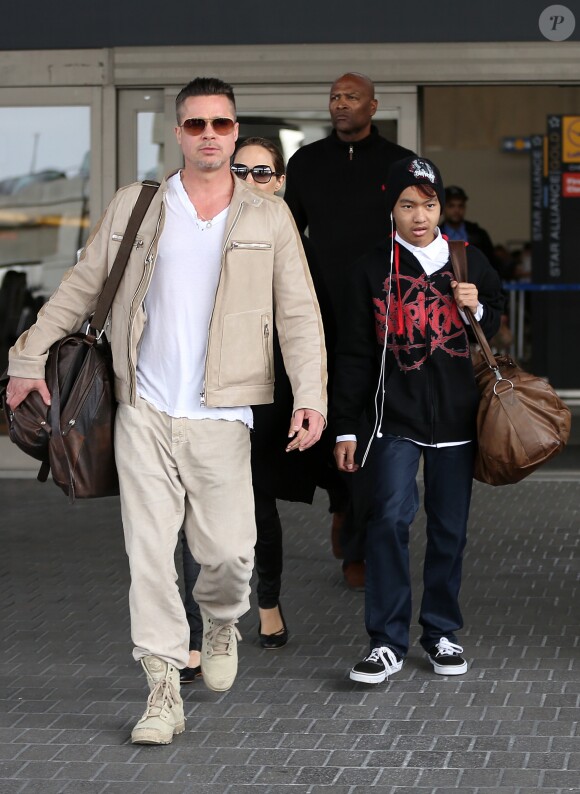 Angelina Jolie, Brad Pitt et leur fils Maddox arrivent à Los Angeles le 17 février 2014.
