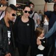 Maddox avec sa mère Angelina Jolie et sa soeur Vivienne à l'aéroport de Los Angeles, le 5 juillet 2015