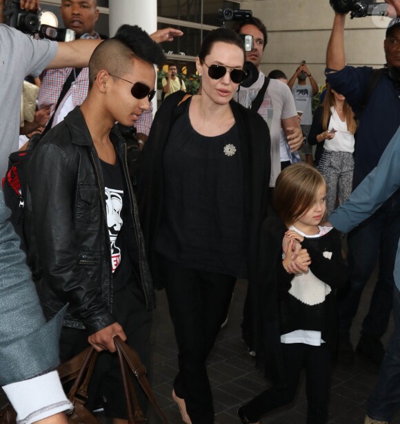 Maddox avec sa mère Angelina Jolie et sa soeur Vivienne à l'aéroport de Los Angeles, le 5 juillet 2015