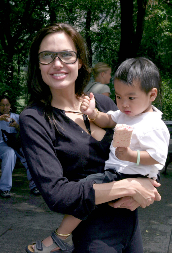 Angelina Jolie et son fils Maddox en juillet 2003 à New York
